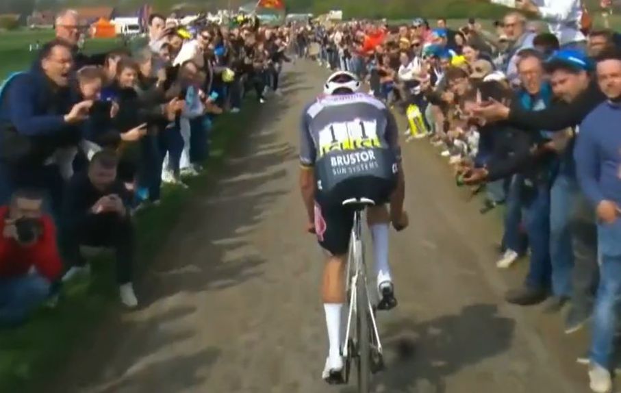 Garrafa amarela atirada a Van der Poel