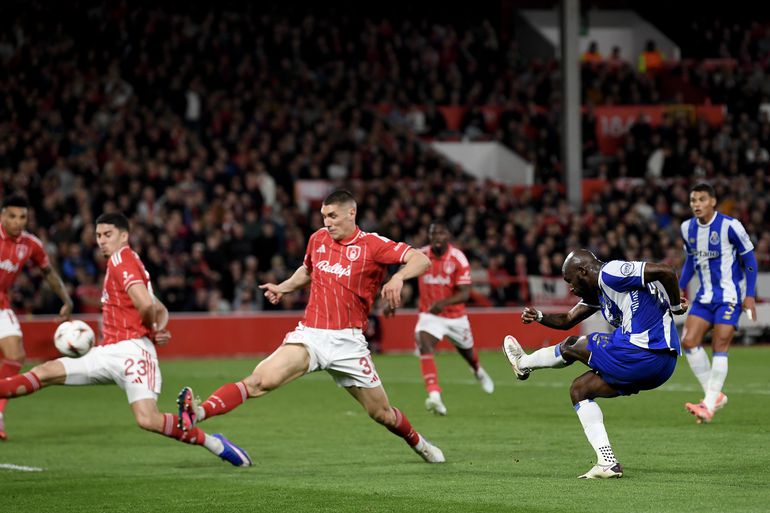 Seko Fofana tentou o golo do FC Porto, mas não conseguiu evitar a derrota frente ao Nottingham Forest - Foto: EPA