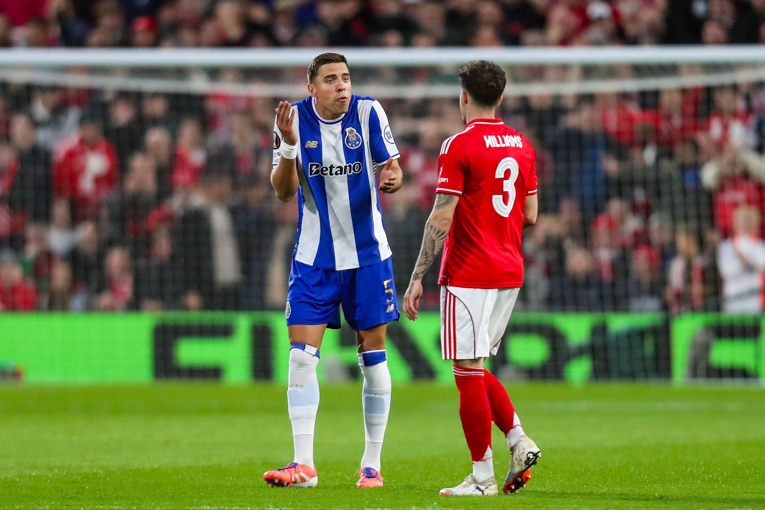 Bednarek foi expulso muito cedo no jogo do FC Porto com o Nottingham Forest - Foto: IMAGO