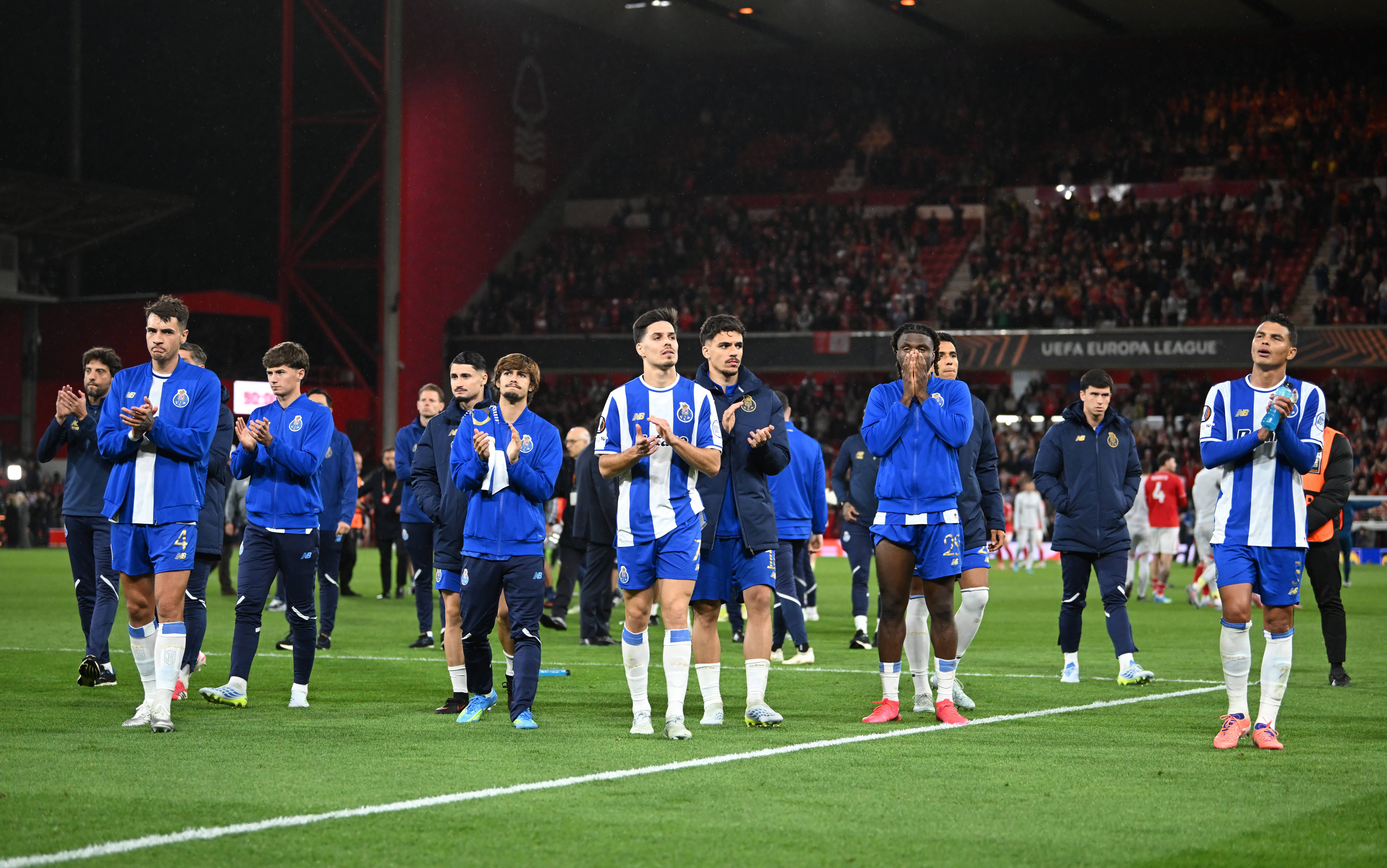 Jogadores do FC Porto agradecem aos adeptos após a eliminação da Liga Europa - Foto: IMAGO