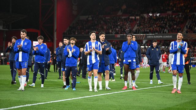 Jogadores do FC Porto agradecem aos adeptos após a eliminação da Liga Europa - Foto: IMAGO