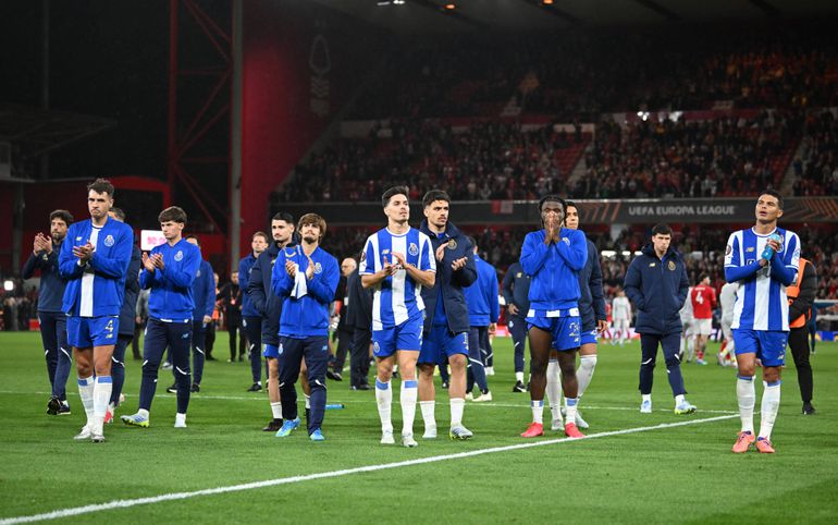 Jogadores do FC Porto agradecem aos adeptos após a eliminação da Liga Europa - Foto: IMAGO