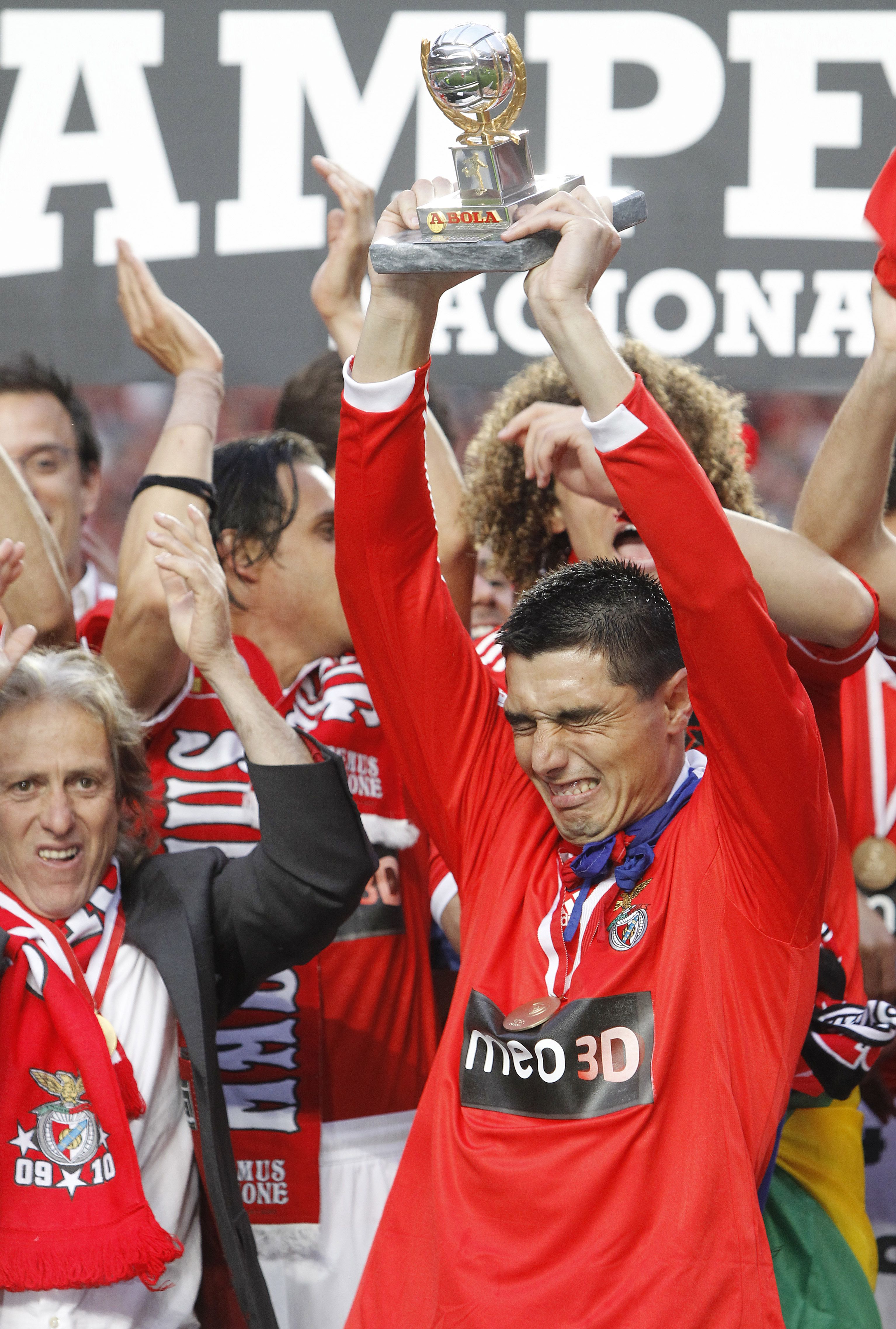 Cardozo emocionado a erguer o prémio A Bola de Prata, em 2009/10 - Foto: A BOLA/André Alves