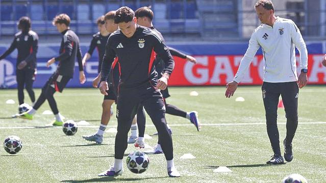 Gonçalo Oliveira e Vítor Vinha no ensaio geral antes do jogo com o Club Brugge — Foto: SL Benfica