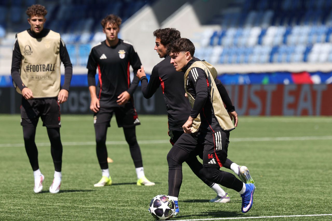 Gonçalo Moreira e João Capucho em duelo - Foto: SL Benfica