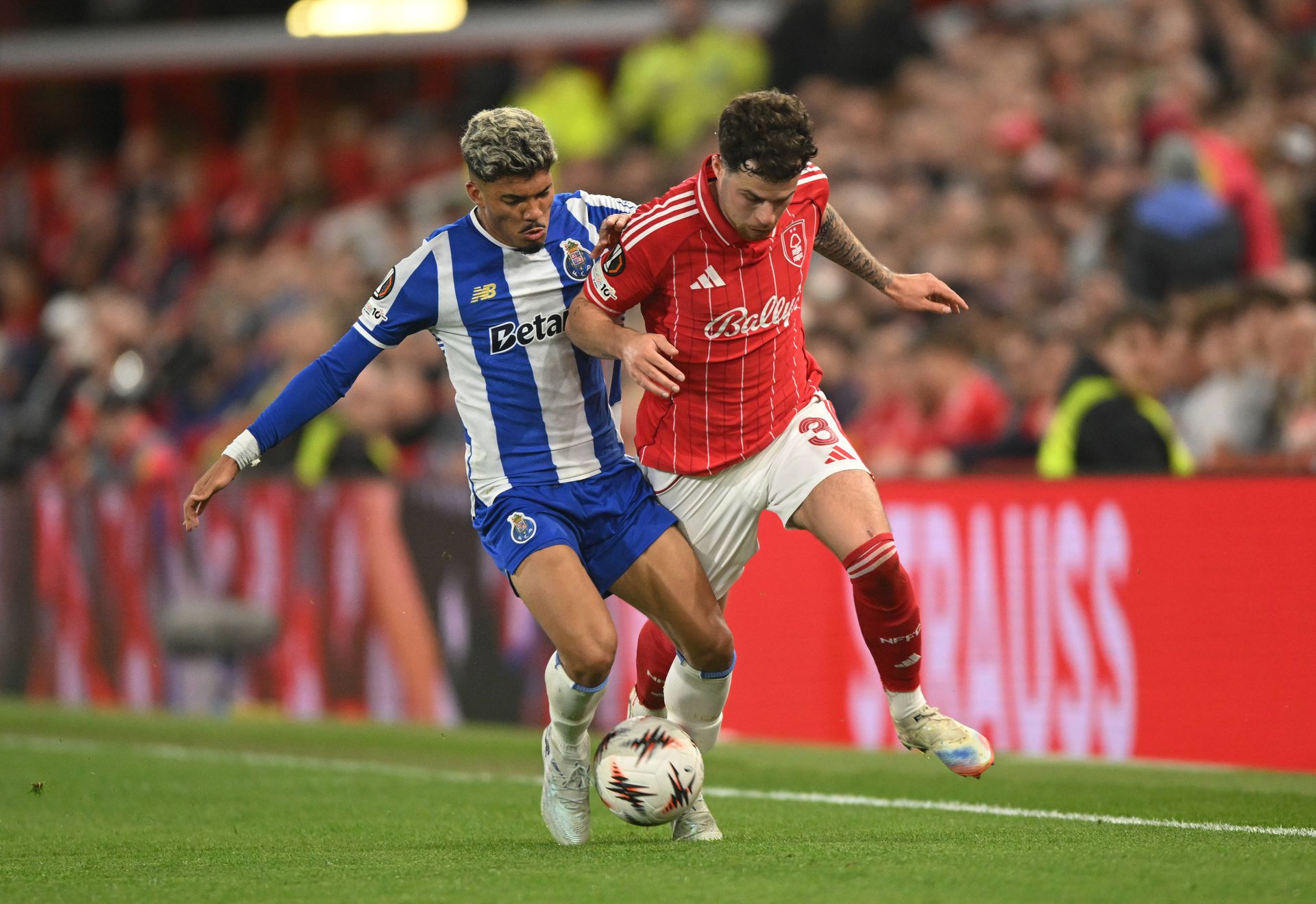 William Gomes tenta travar Neco Williams no jogo do FC Porto com o Nottingham Forest- Foto: IMAGO