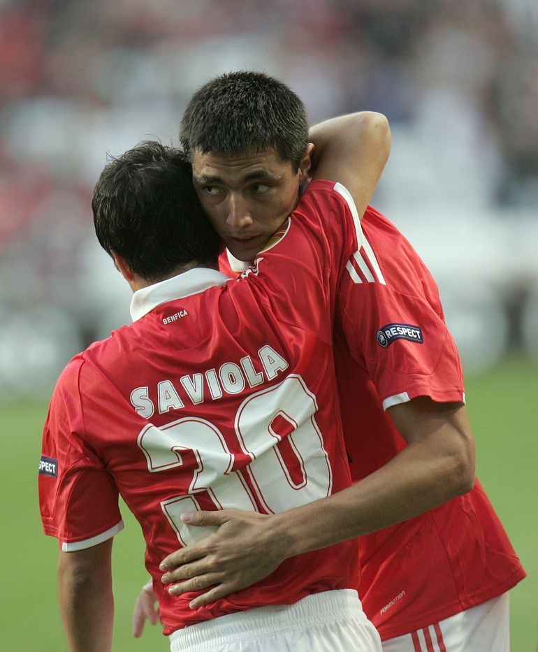 Cardozo festeja com Saviola durante goleada ao Everton (5-0) a 22 de outubro de 2009, para a qual contribui com um bis - Foto: A BOLA/Miguel Nunes