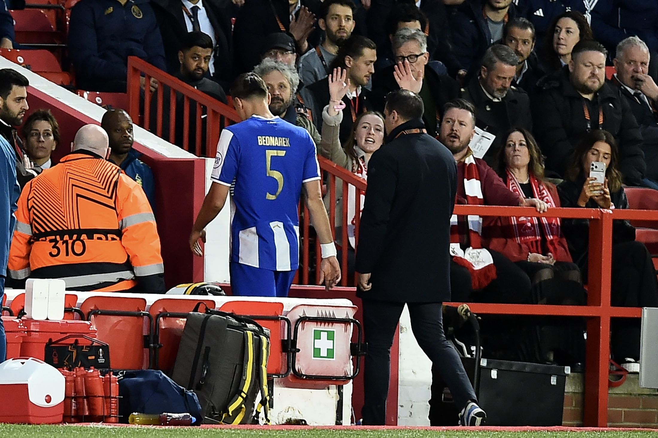 Bednarek foi expulso muito cedo no jogo do FC Porto com o Nottingham Forest - Foto: EPA