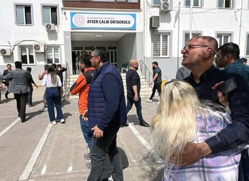 Pais junto à escola de Kahramanmaras após tiroteio