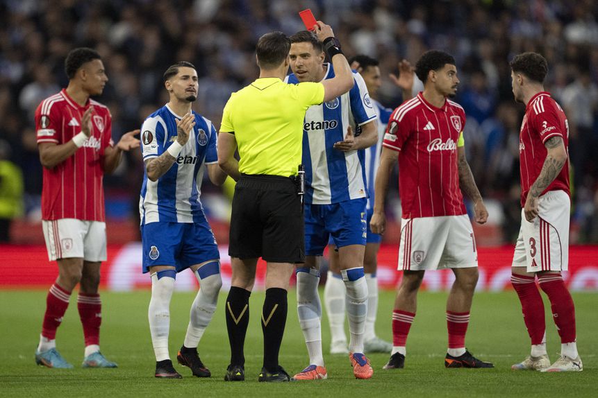 Expulsão de Bednarek foi a nota de uma noite europeia amarga para os dragões - Foto: Imago