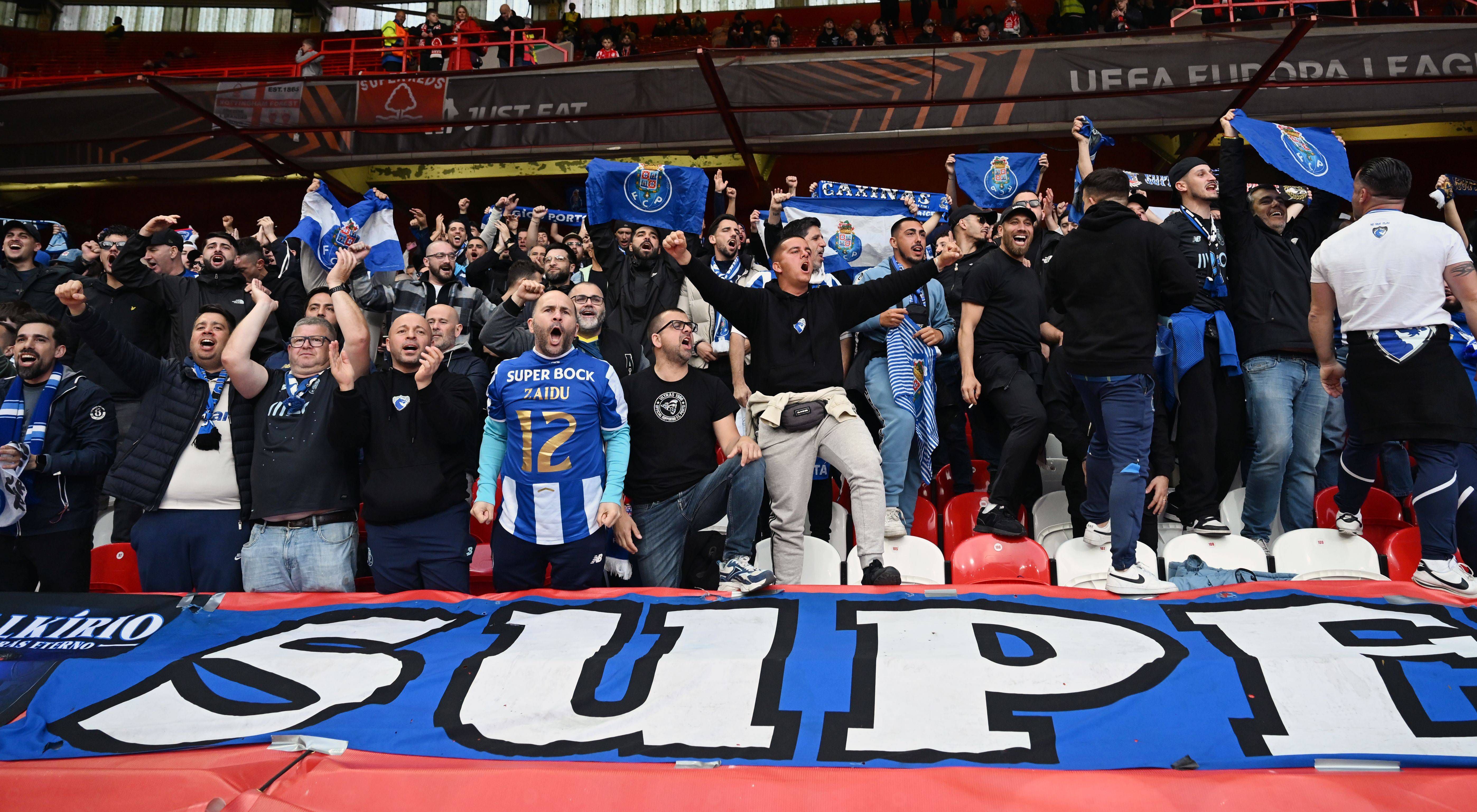 Adeptos portistas que acompanharam o clube em Inglaterra para o jogo com o Nottingham Forest - Foto: IMAGO