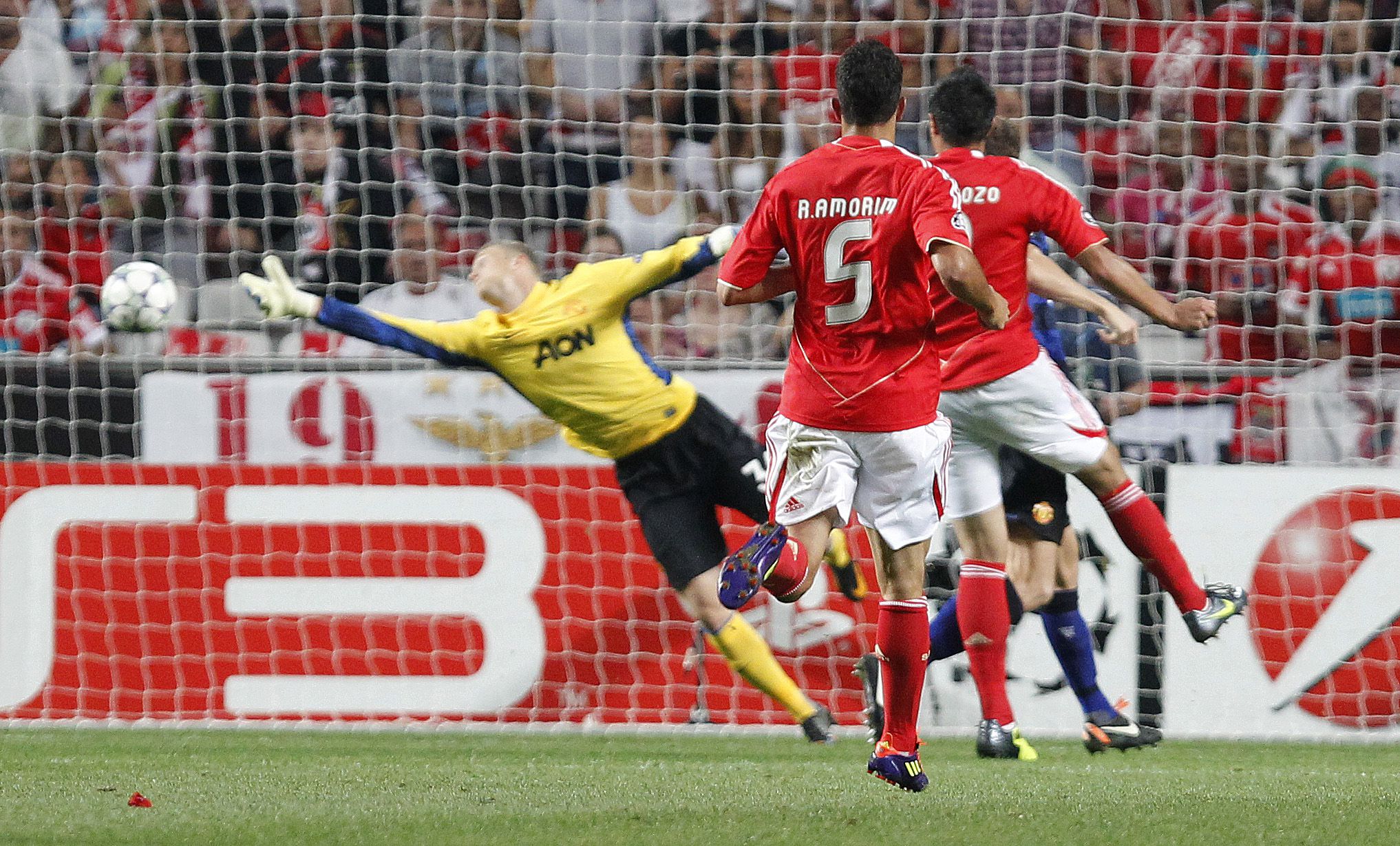 Golo de Cardozo ao Manchester United (1-1), na Champions, a 14 de setembro de 2011 - Foto: A BOLA/António Azevedo