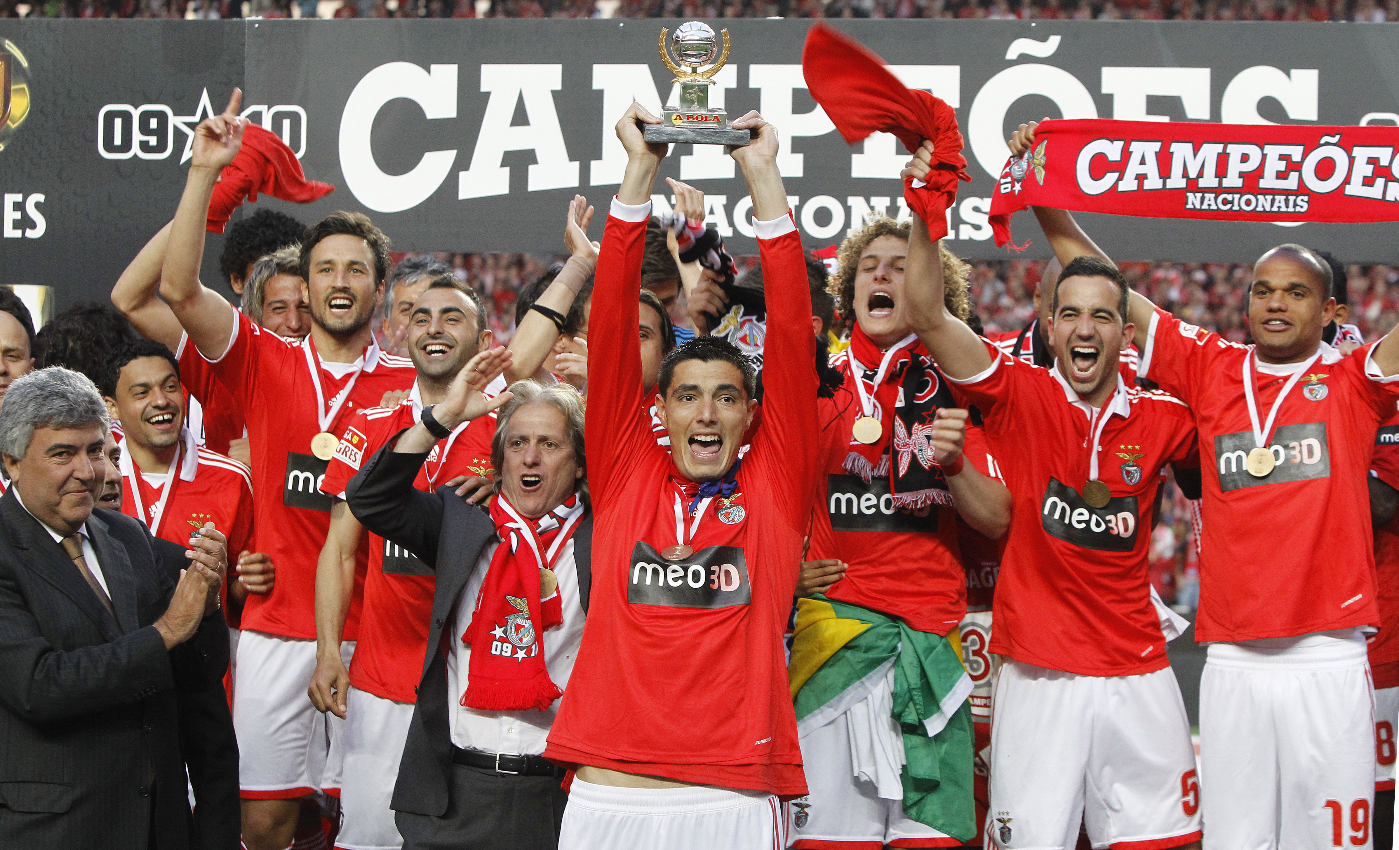 Cardozo festeja com o prémio A Bola de Prata, em 2009/10 - Foto: A BOLA/André Alves