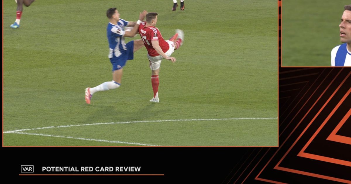 VÍDEO: VAR em ação e vermelho a Bednarek aos 8 minutos!