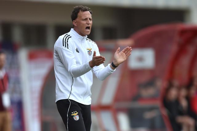 Vítor Vinha, treinador dos sub-23 do Benfica — Foto: Miguel Nunes