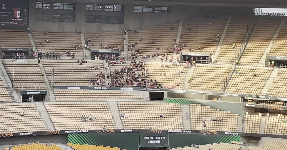 La Cartuja já está pintada de vermelho e branco