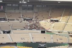 La Cartuja já está pintado de vermelho e branco