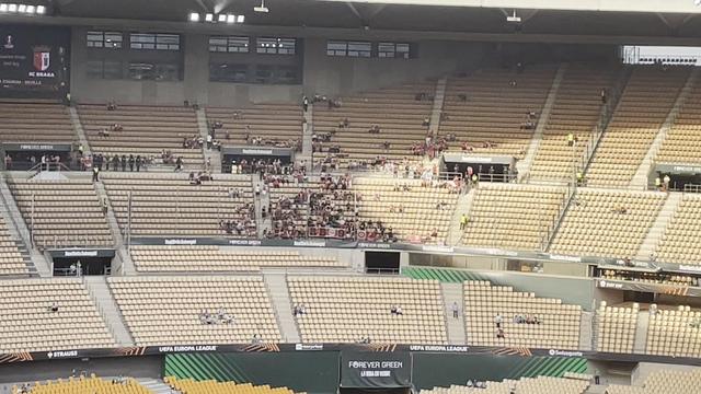 La Cartuja já está pintado de vermelho e branco