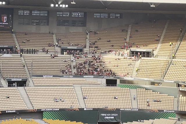 La Cartuja já está pintado de vermelho e branco