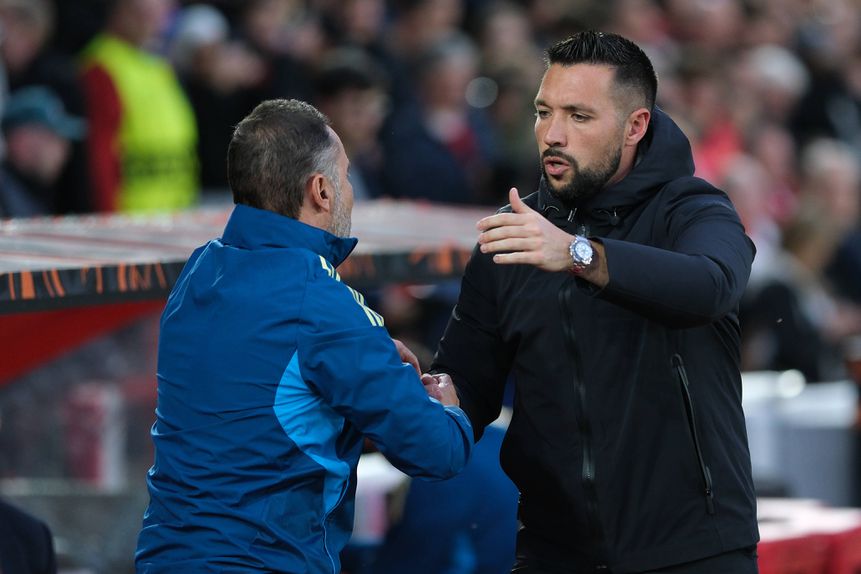 Vítor Pereira e Francesco Farioli cumprimentam-se antes do jogo do FC Porto com o Nottingham Forest- Foto: IMAGO
