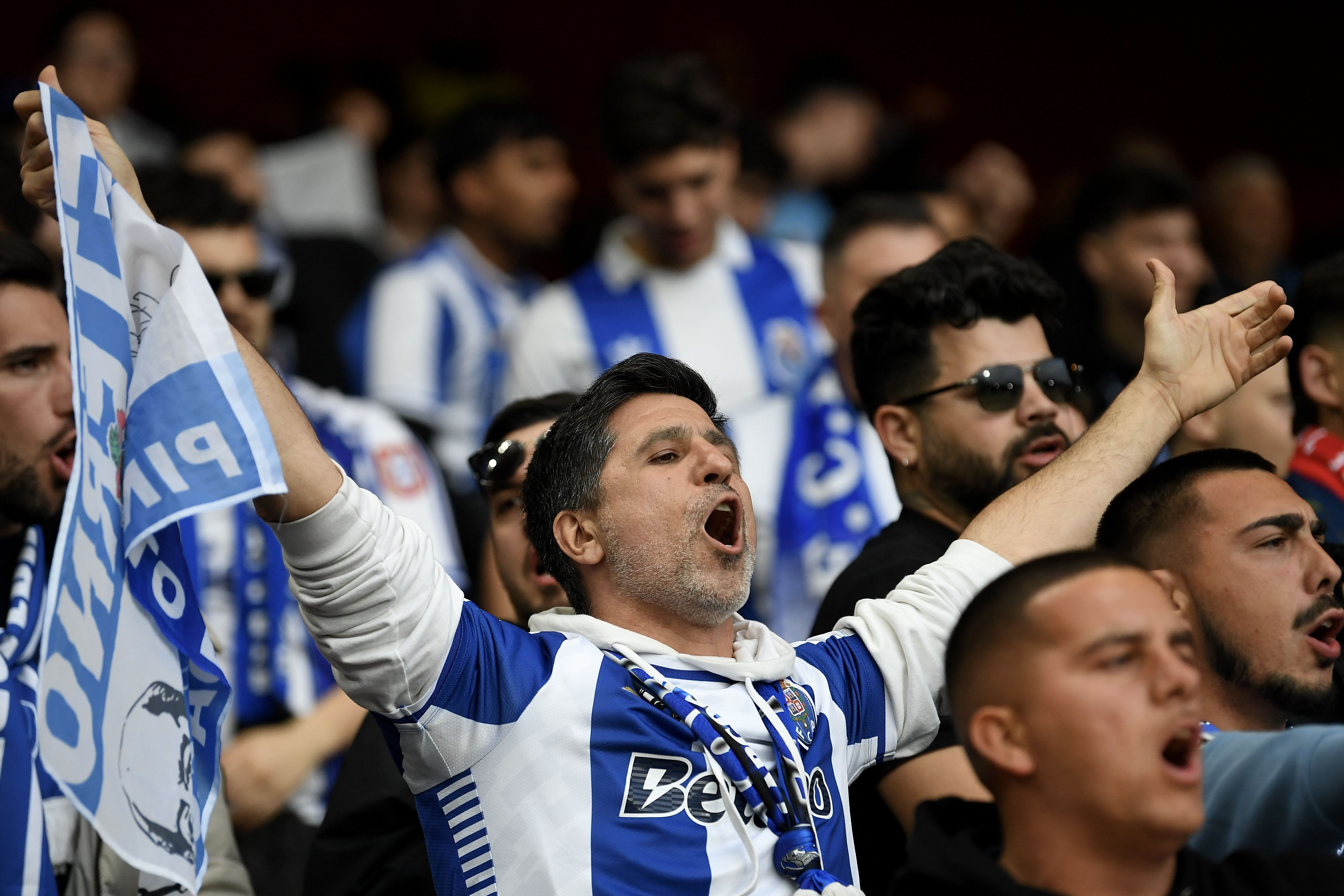 Adeptos portistas que acompanharam o clube em Inglaterra para o jogo com o Nottingham Forest - Foto: EPA