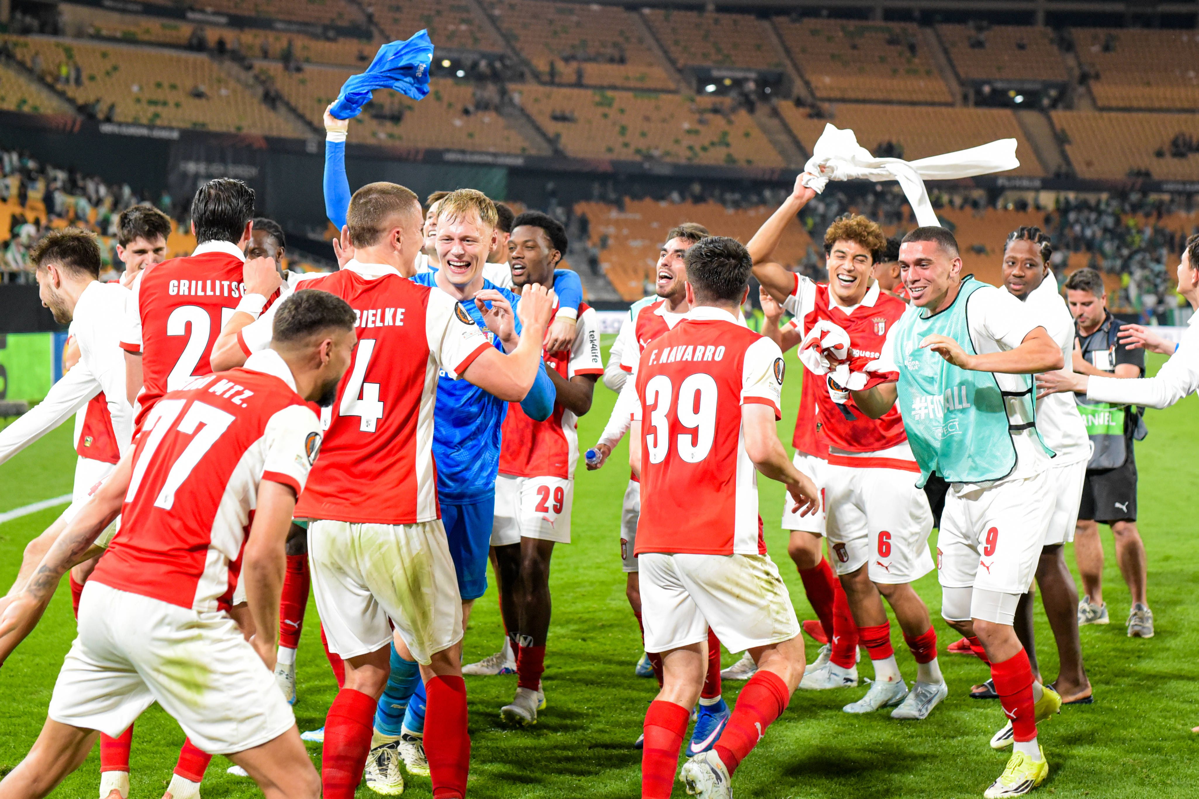 Bracarenses fizeram uma festa gigantesca no relvado do Olímpico de Sevilha