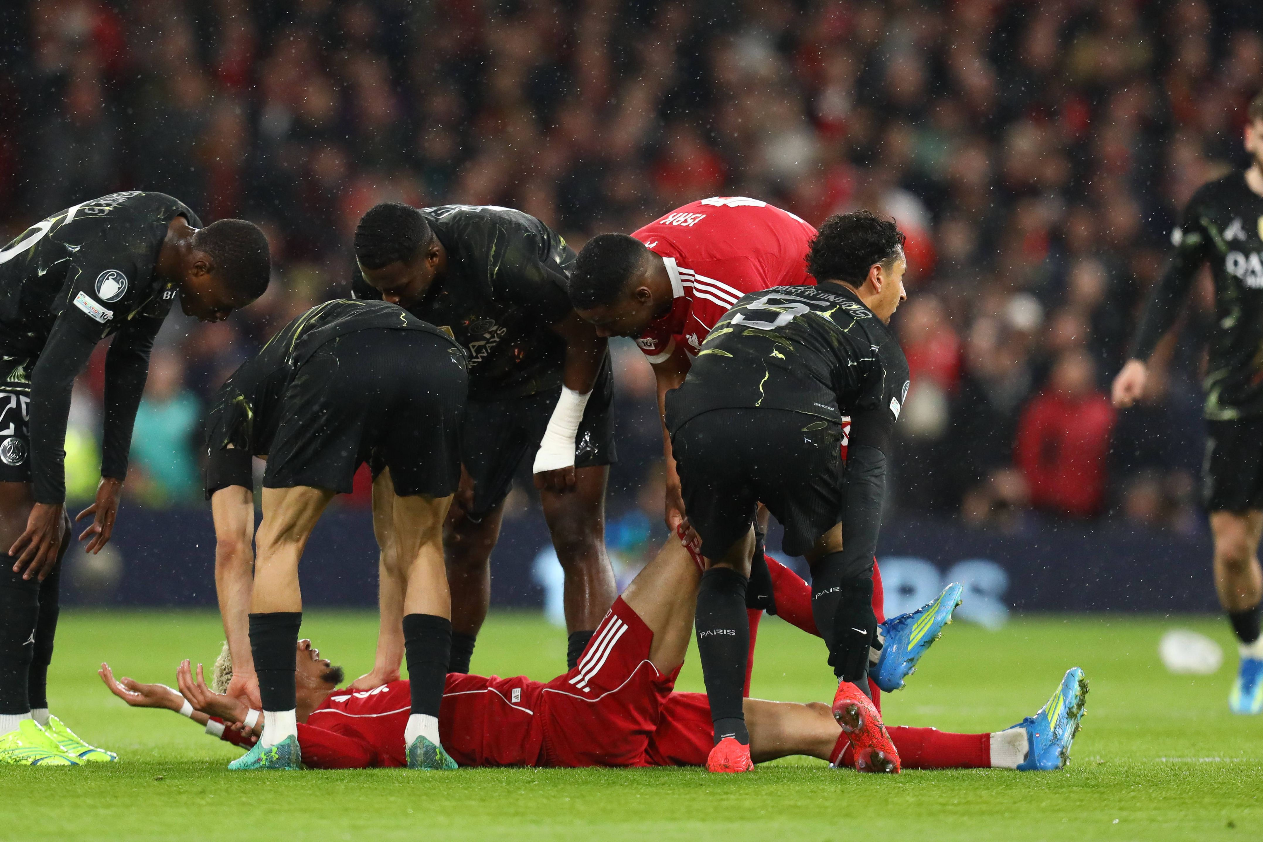 Ekitiké no momento da lesão no jogo entre Liverpool e PSG