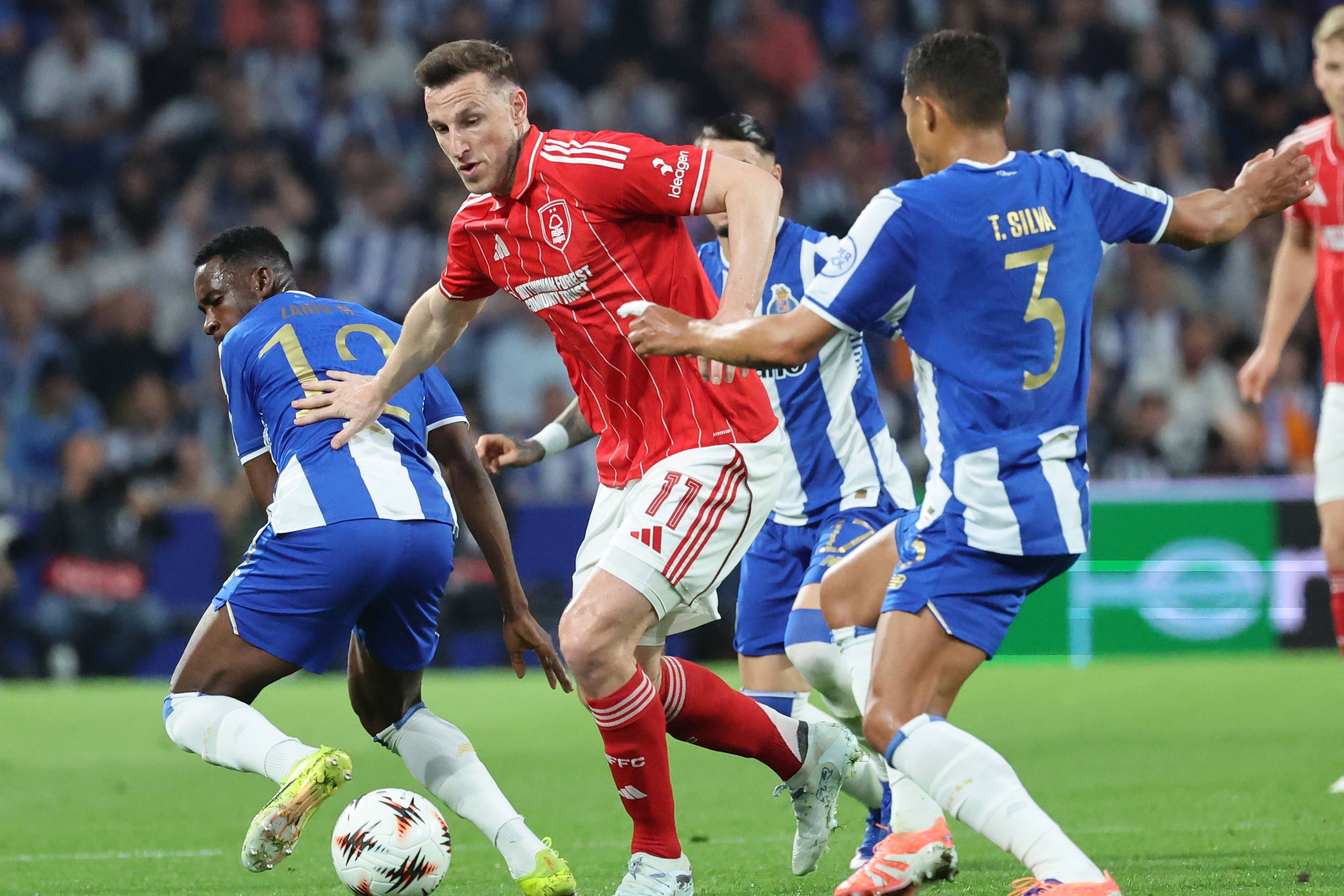Chris Wood foi titular pelo Nottingham Forest diante do FC Porto no Dragão