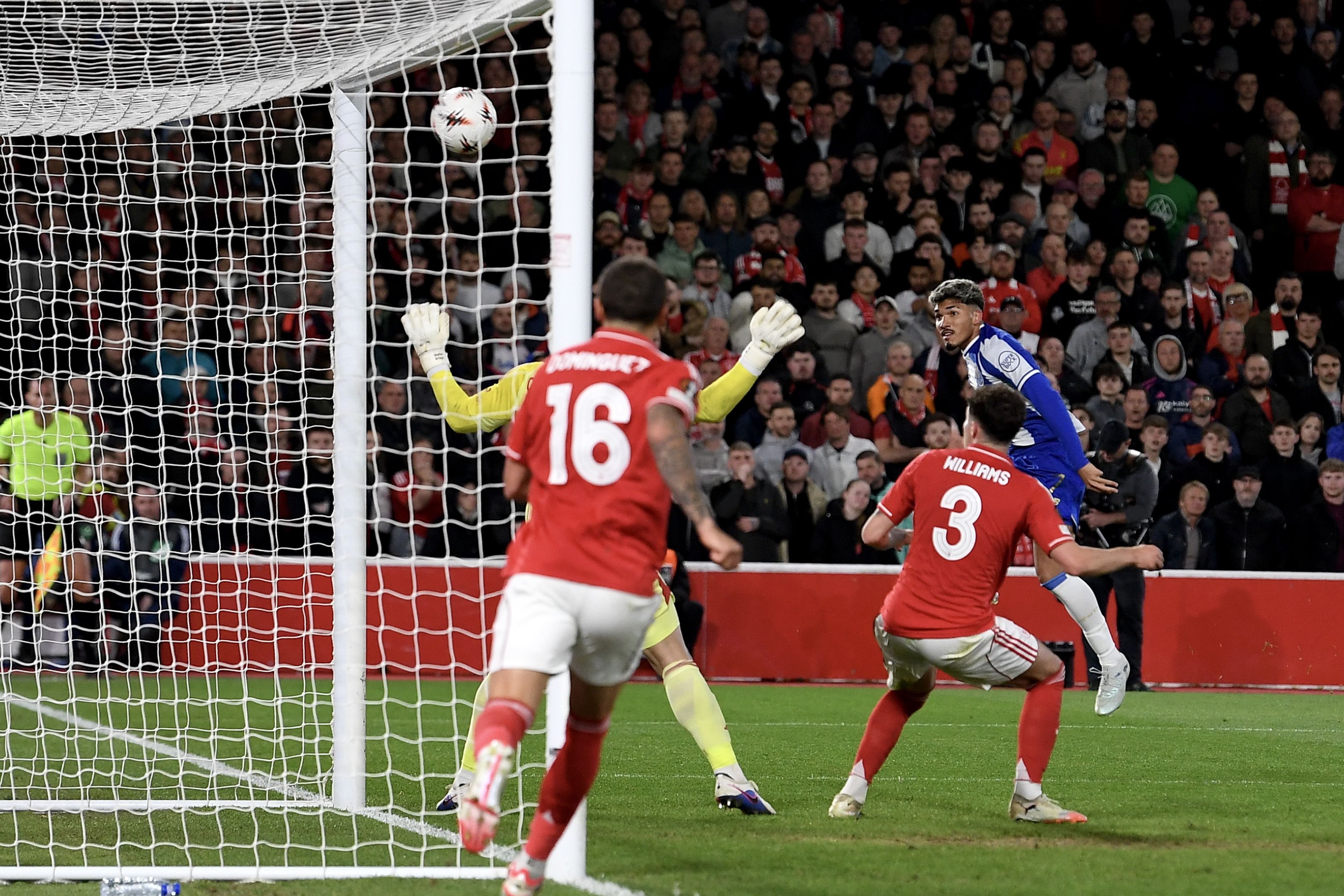 William Gomes ficou perto do empate para o FC Porto, mas a bola acertou na trave da baliza do Nottingham Forest - FOT: EPA
