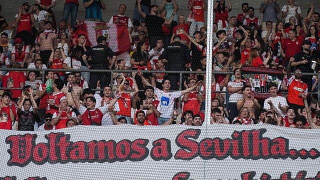 Adeptos do SC Braga festejaram em Sevilha o apuramento para as meias-finais da Liga Europa - Foto: IMAGO