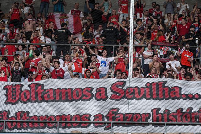 Adeptos do SC Braga festejaram em Sevilha o apuramento para as meias-finais da Liga Europa - Foto: IMAGO