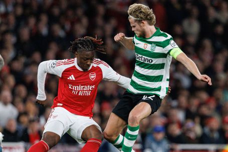 Hjulmand em duelo com Eberechi Eze, no Emirates