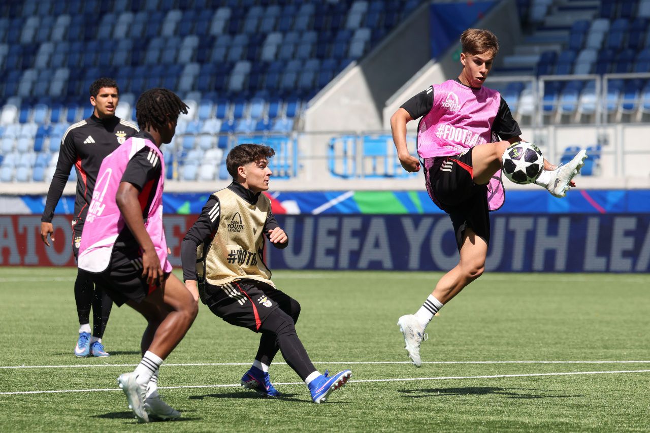 Quintas no ar sob olhar atento de Gonçalo Moreira - Foto: SL Benfica