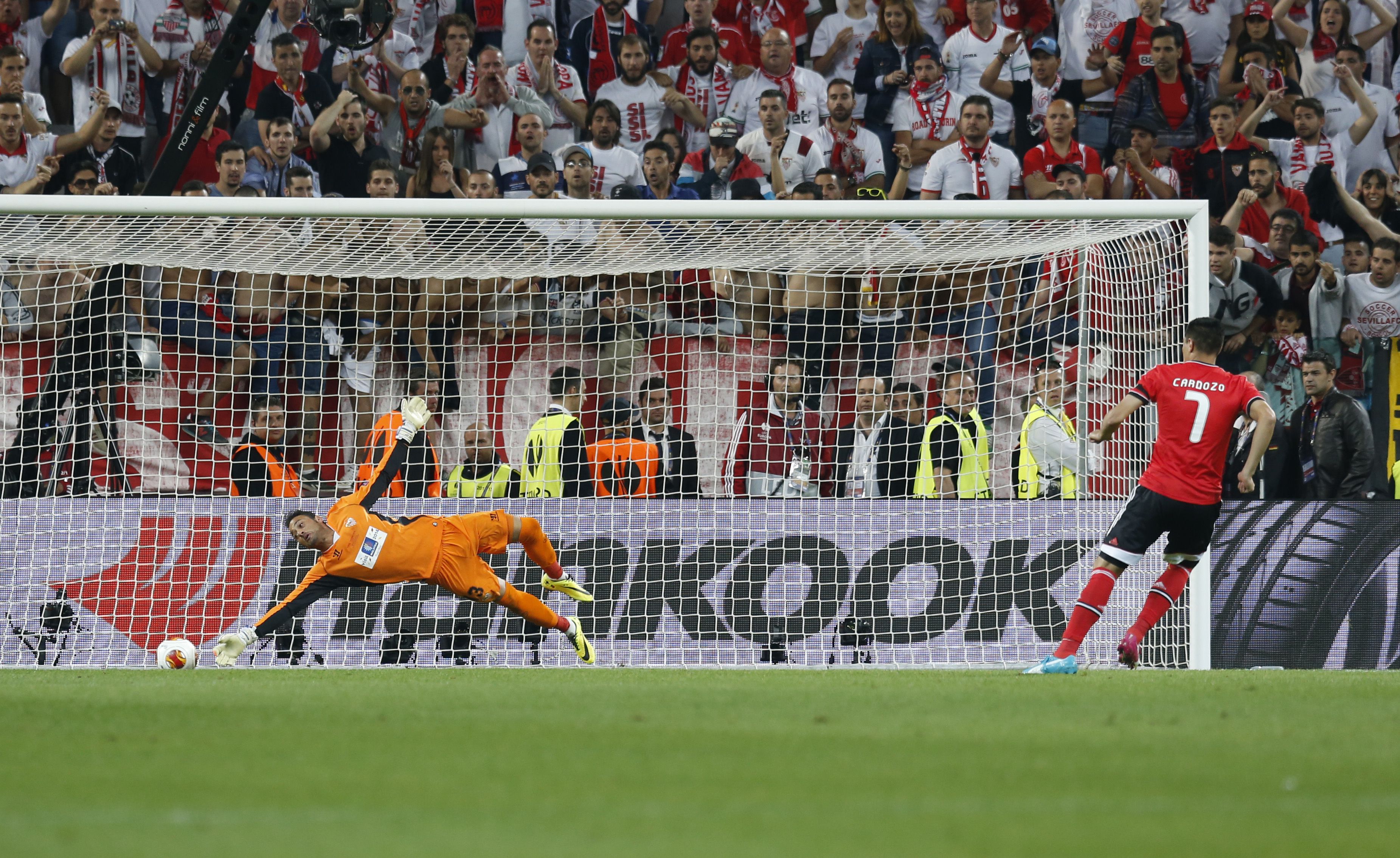 Beto, guarda-redes do Sevilha, travou penálti de Cardozo no desempate por grandes penalidades na final da Liga Europa 2013/14, a 14 de maio de 2014 - Foto: A BOLA/Paulo Esteves