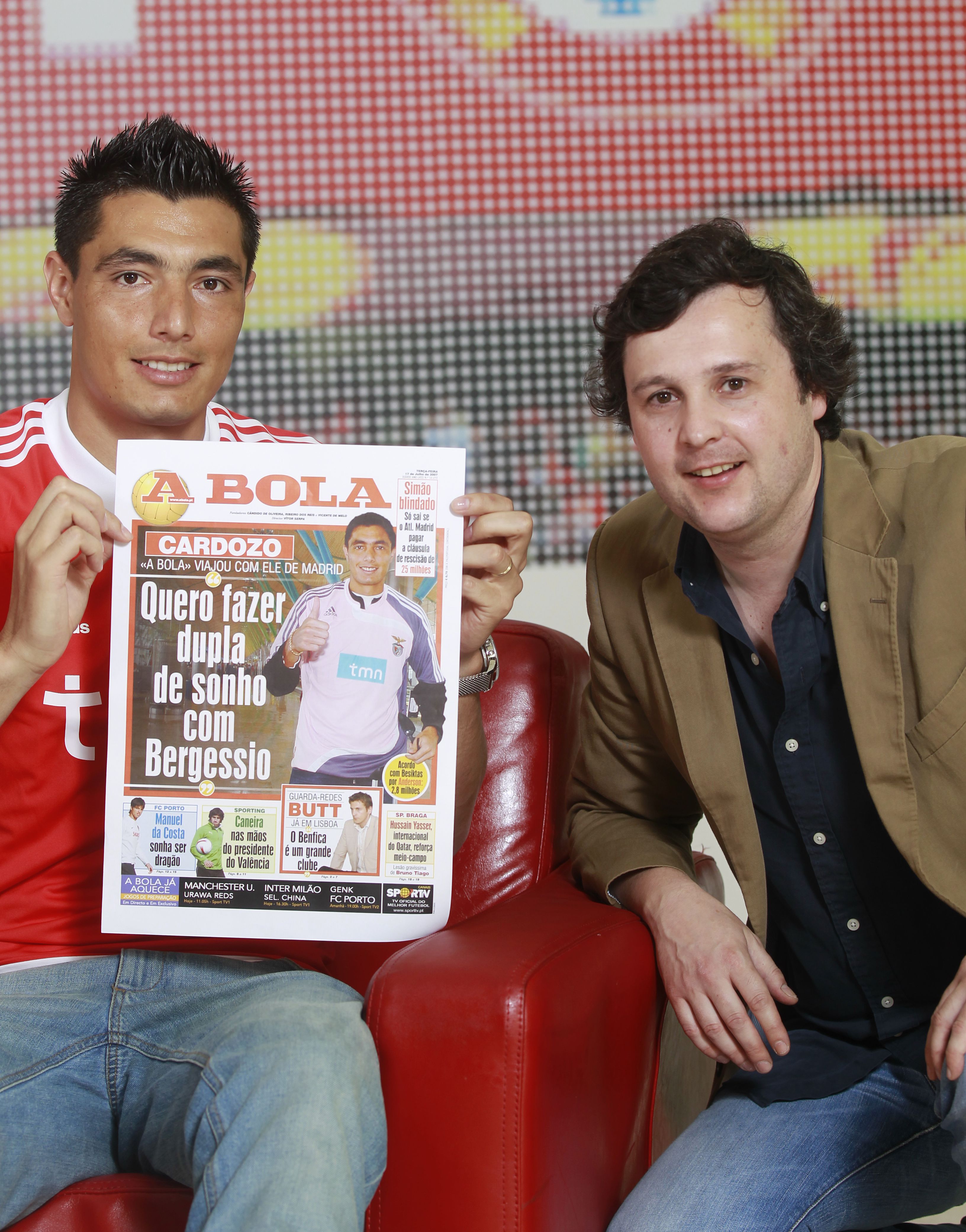 No momento da entrega de A Bola de Prata 2011/12, com a edição do jornal que assinala a chegada ao Benfica em 2007 - Foto: A BOLA/André Alves