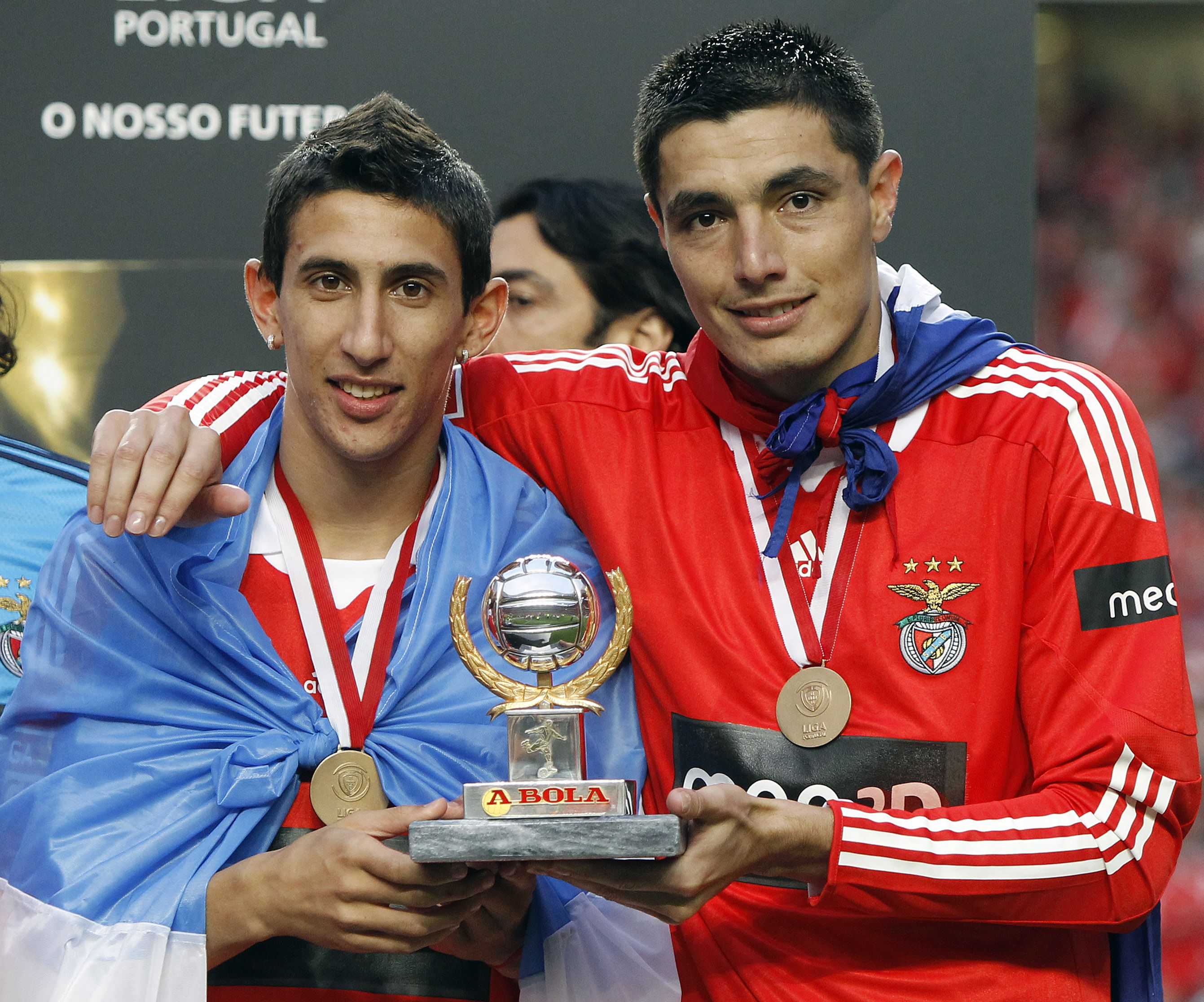 Di María ao lado de Cardozo, depois de este receber A BOLA de Prata 2009/10 - Foto: A BOLA/André Alves