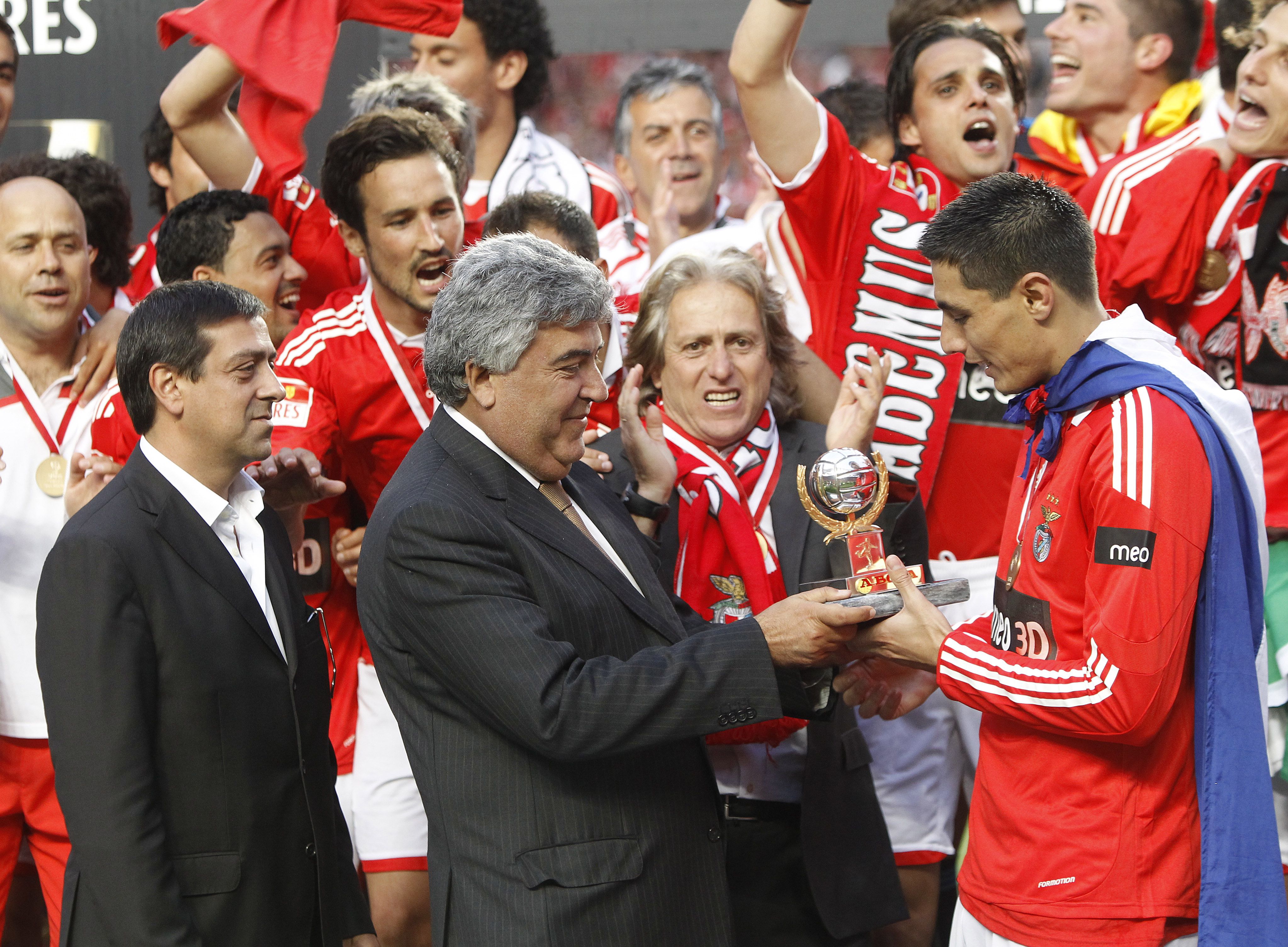 Vítor Serpa, então diretor do jornal A BOLA, entrega A Bola de Prata a Cardozo em 2009/10 - Foto: A BOLA/André Alves