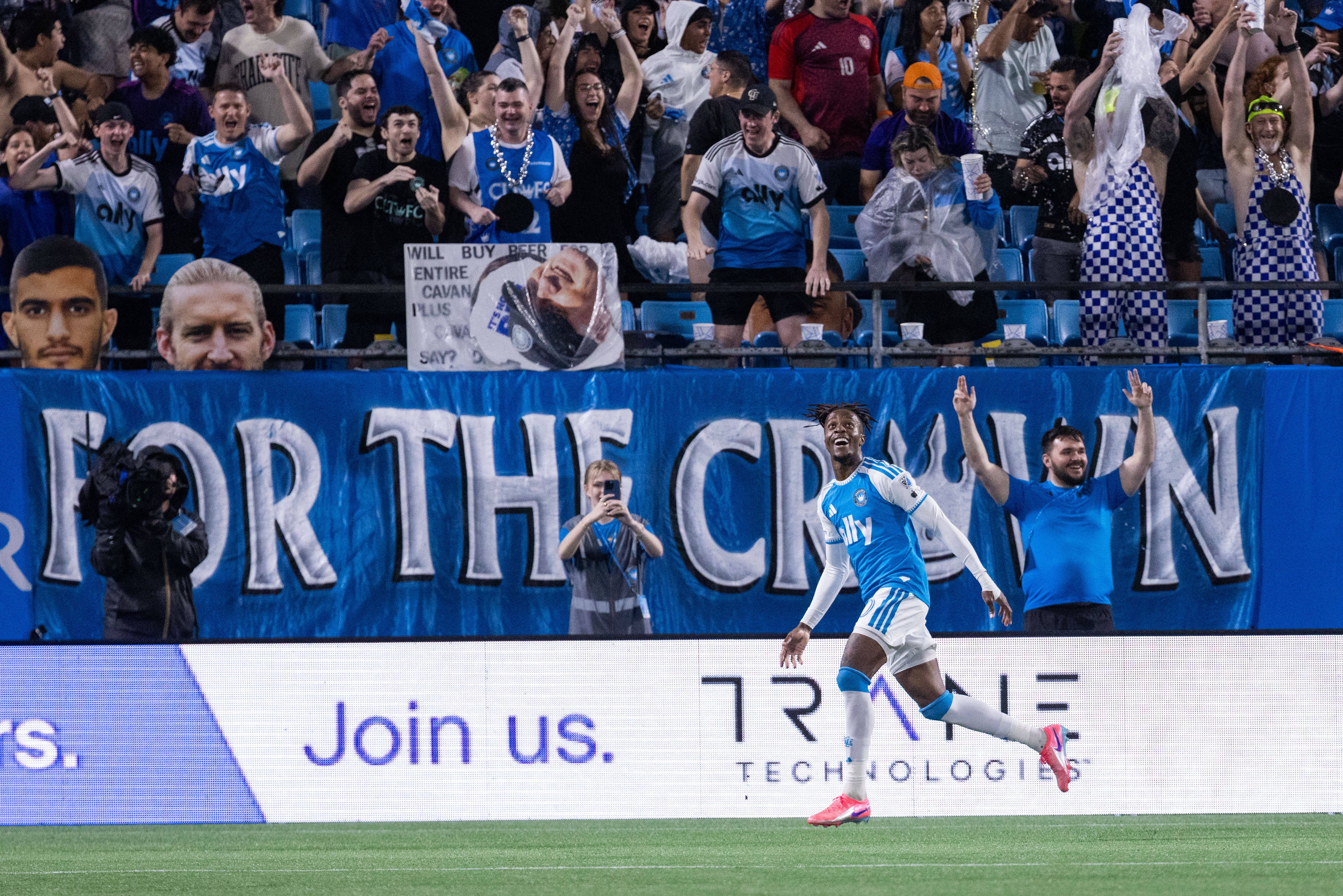 Wilfried Zaha (Croydon Athletic): o extremo costa-marfinense adquiriu uma percentagem do clube das divisões inferiores inglesas em 2023 juntamente com o rapper Stormzy