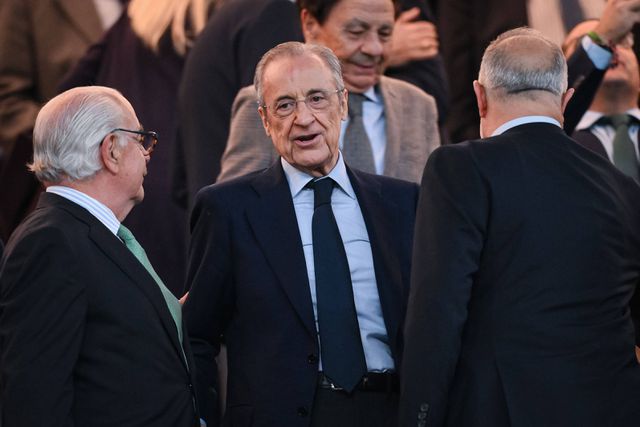 Florentino Pérez a assistir ao Real Madrid-Bayern nas bancadas
