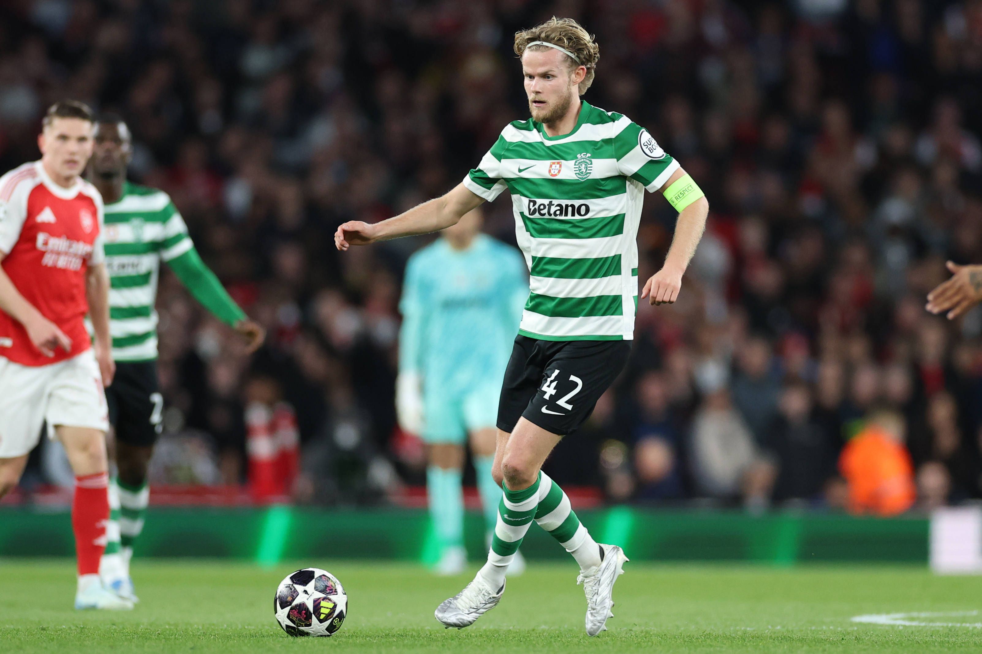 A conduzir a bola com Gyokeres a ver