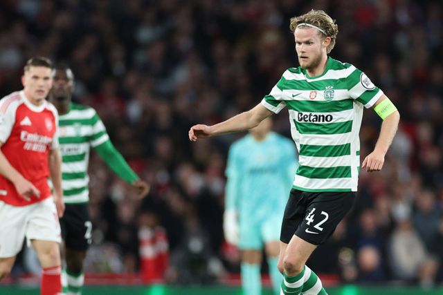 A conduzir a bola com Gyokeres a ver