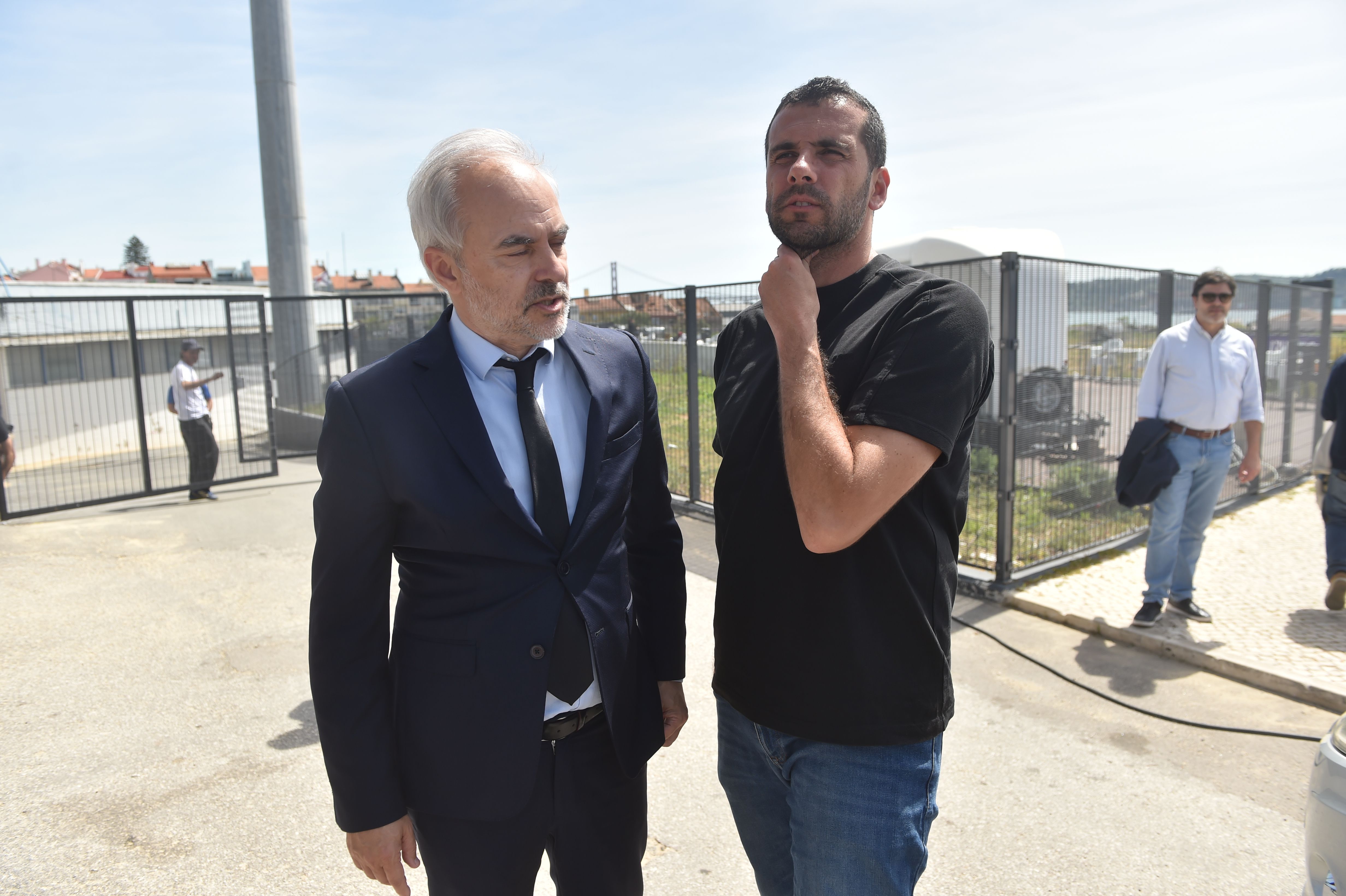 João Nuno, treinador que em setembro trocou o Belenenses pelo Estrela da Amadora, ao lado do presidente Patrick Morais de Carvalho, no último adeus a Vicente Lucas no Estádio do Restelo (foto: Miguel Nunes)