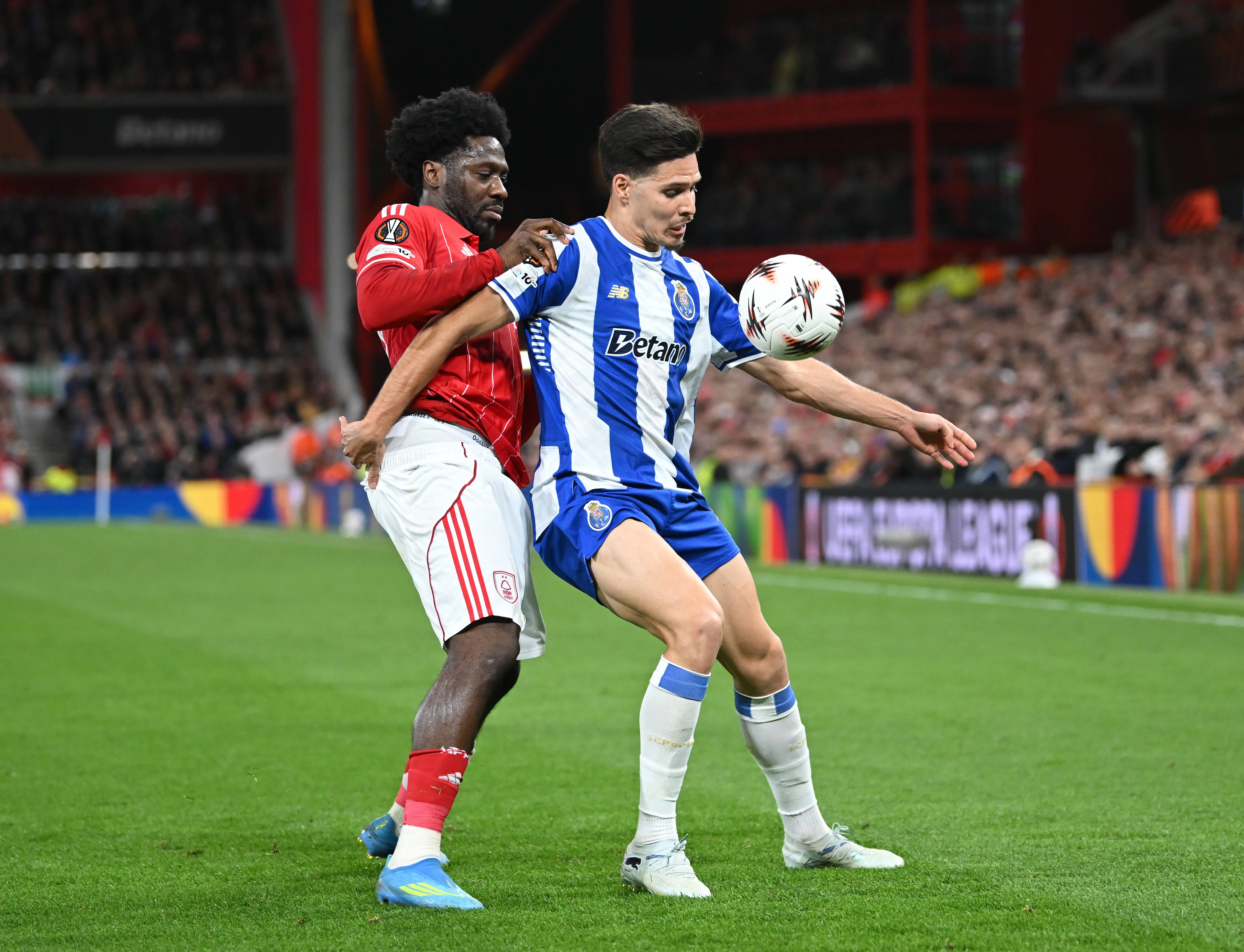 Franscico Moura protege a bola de Aina no jogo do FC Porto com o Nottingham Forest- Foto: IMAGO