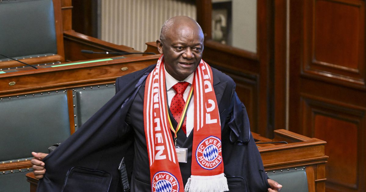 Pai de Kompany apresenta-se no parlamento belga... com cachecol do Bayern