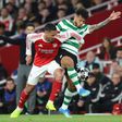 Saliba e Luis Suárez no duelo entre o Arsenal e Sporting em Londres — Foto: IMAGO