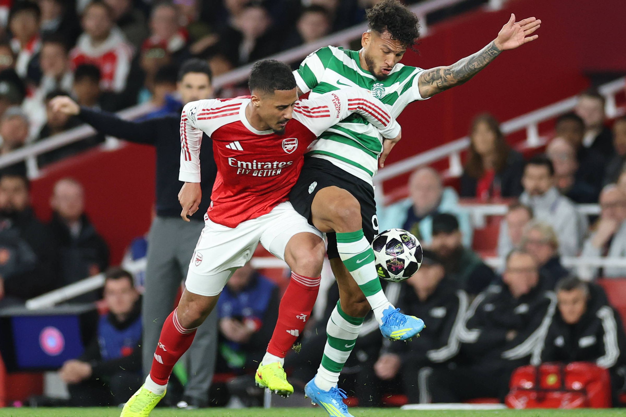 Saliba e Luis Suárez no duelo entre o Arsenal e Sporting em Londres — Foto: IMAGO