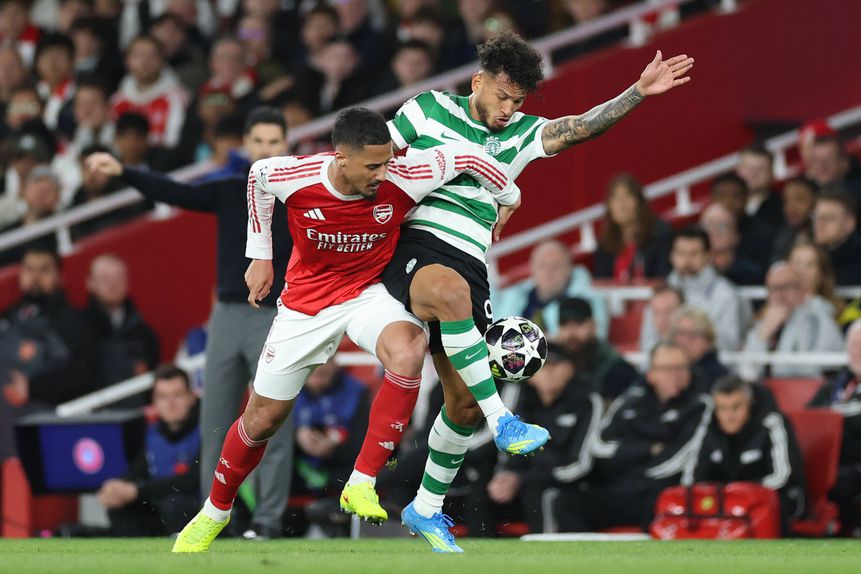 Saliba e Luis Suárez no duelo entre o Arsenal e Sporting em Londres — Foto: IMAGO