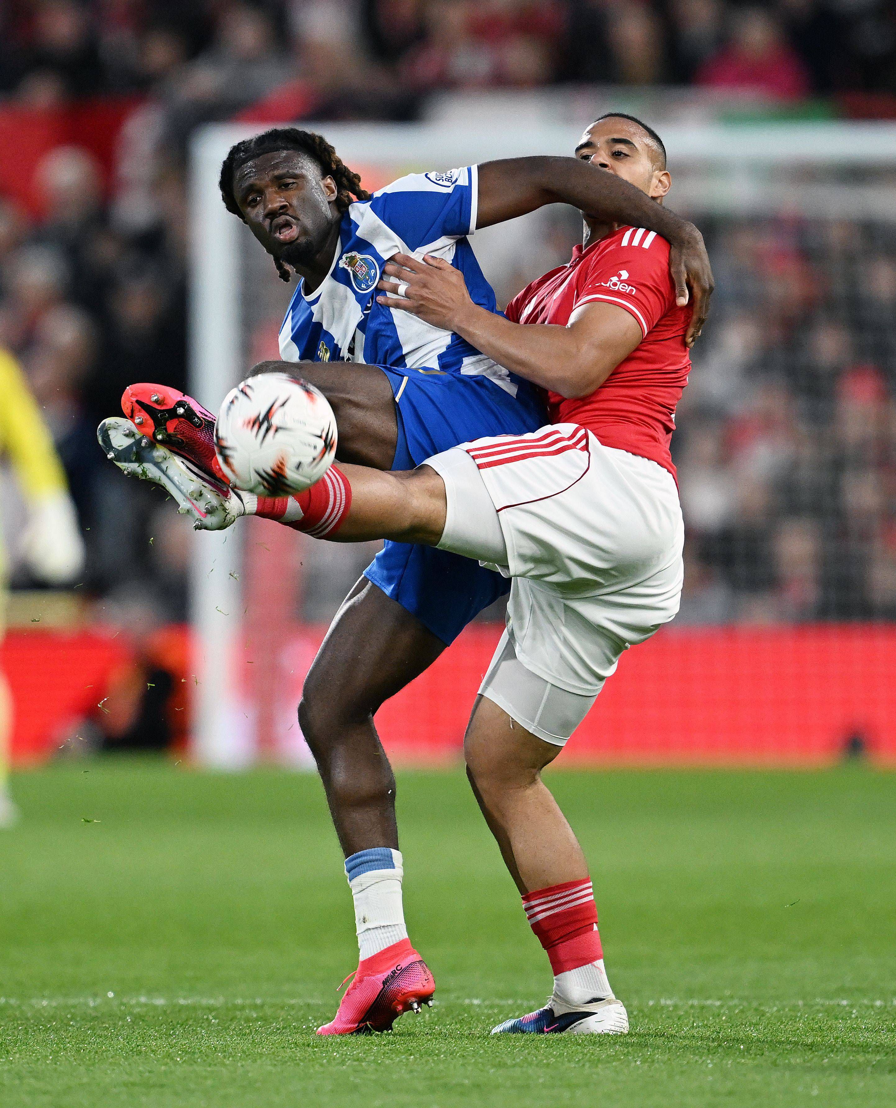 Moffi disputa uma bola com Murillo no jogo do FC Porto com o Nottingham Forest - Foto: IMAGO