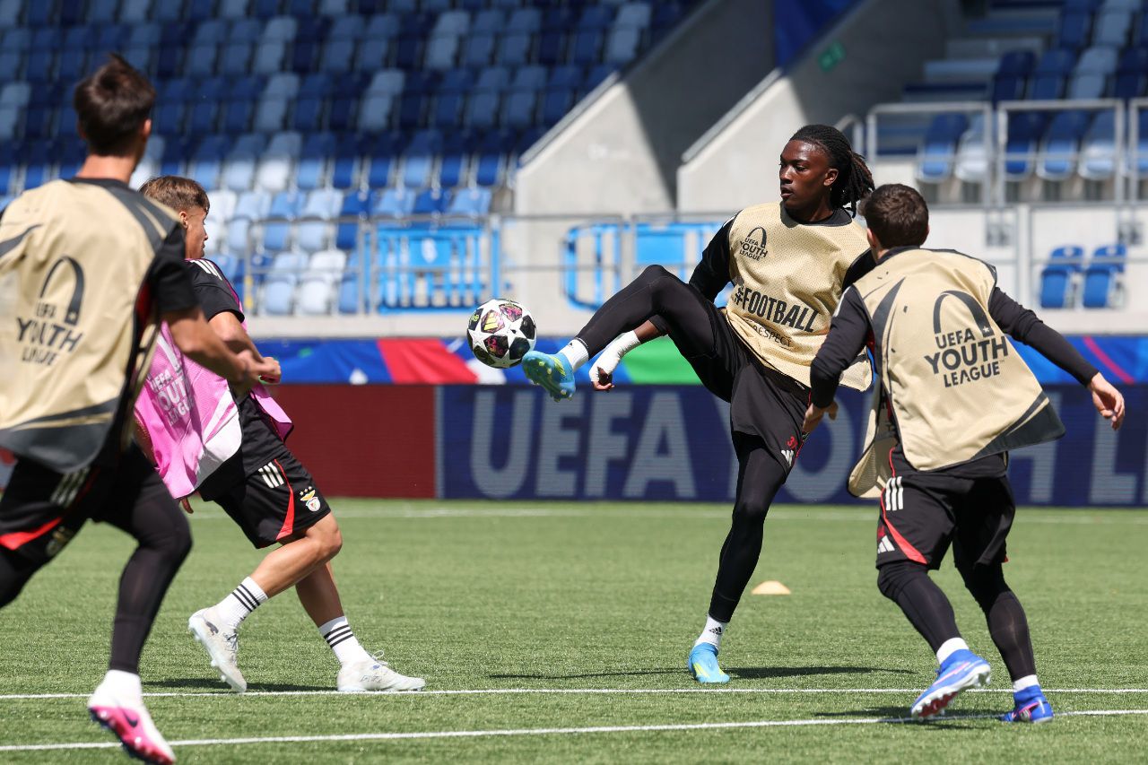 Jaden Umeh com o esférico controlado - Foto: SL Benfica