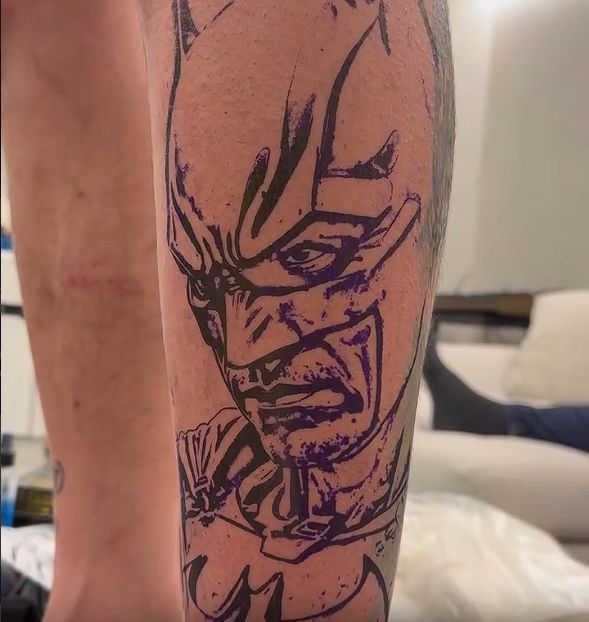 Tatuagem de Batman na perna esquerda de Donnarumma Foto: Instagram/valentinorussotattoo